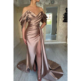 Robe de soirée longue en satin plissée à épaules dénudées chic et moderne