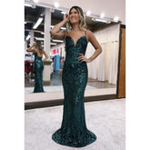 Vestido elegante y moderno de fiesta de noche con tirantes finos, escote en V y brillantes.