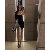 Vestido de noche elegante y moderno de fiesta negro sin tirantes con cuentas