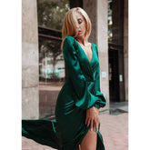 Vestido de fiesta elegante y moderno con escote en V, mangas largas, pliegues, abertura alta y cola