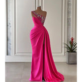 Vestido elegante y moderno de fiesta con un solo hombro, sin mangas, fruncido y con cuentas