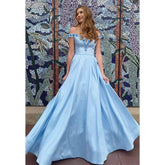 Vestido de fiesta largo elegante de satén azul cielo con hombros descubiertos y apliques 3D