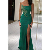 Elegante vestido de noche formal largo verde sin tirantes con cuentas y abertura