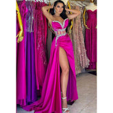 Vestido de noche elegante con escote en forma de corazón, ilusión de cuentas y pliegues con abertura