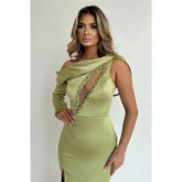 Vestido de fiesta largo elegante y único de satén con un solo hombro y cuentas