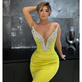 Elegante vestido de noche largo tipo sirena con escote en V, sin tirantes y con cuentas