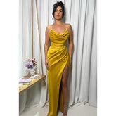 Robe de soirée formelle sans manches, fourreau froncée, classique et intemporelle, décolletée plongeante, fente latérale