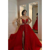 Vestido de fiesta formal de alta costura con escote en V profundo, sin mangas, hombros descubiertos y abertura.