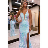 Vestido de fiesta de graduación con tirantes cruzados, escote en V profundo, abertura y apliques de alta costura.