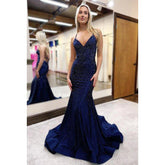 Vestido de fiesta formal de sirena con escote en V, tirantes cruzados y alta costura.