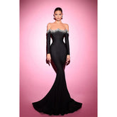 Vestido de fiesta negro con hombros descubiertos, corte sirena y cuentas