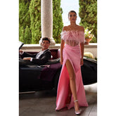 Vestido largo de fiesta formal con fruncido, sin tirantes y plumas