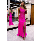 Vestido de fiesta largo rosa con un hombro al descubierto, cuentas y abertura lateral