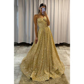 Vestido de fiesta dorado con tirantes finos y purpurina