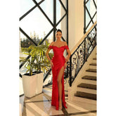 Vestido de fiesta formal largo con pliegues y hombros descubiertos con abertura