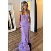 Elegante y lujoso vestido de fiesta con tirantes finos, abertura lateral, sirena, espalda descubierta y apliques