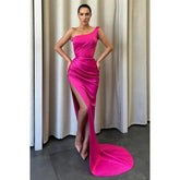 Robe de bal longue plissée à une épaule et fente