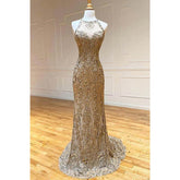 Vestido de fiesta largo con cuello halter y cuentas doradas, corte tubo/columna, vestido formal de noche