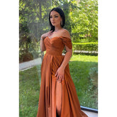 Hermoso y encantador vestido formal de fiesta con mangas cortas, abertura lateral y hombros descubiertos en forma de A