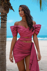 Vestido corto de fiesta único con hombros descubiertos y pliegues, estilo rosa.