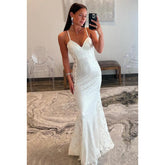 Vestido de fiesta formal sencillo y elegante con tirantes finos, escote en V y espalda descubierta