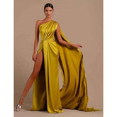 Robe de soirée longue et unique à une épaule et fente haute