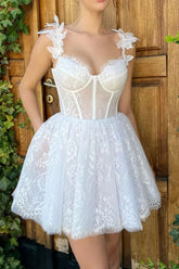 Lindo vestido corto blanco de corte A con escote corazón y apliques para baile de bienvenida