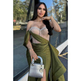 Elegante y lujoso vestido de fiesta de graduación sin mangas con hombros descubiertos y abertura lateral