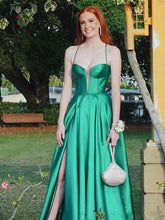 Etherea | Robe de bal longue en satin vert satiné, coupe trapèze, décolleté cœur et fente