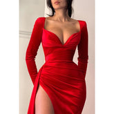 Vestido de fiesta rojo de terciopelo con escote en forma de corazón y mangas largas con aberturas laterales