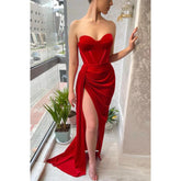 Vestido de noche formal largo rojo con escote en forma de corazón y abertura alta