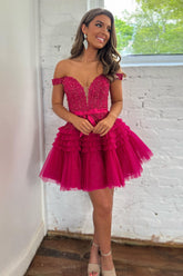 Vestido corto de princesa color fucsia con hombros descubiertos y volantes para fiesta de bienvenida
