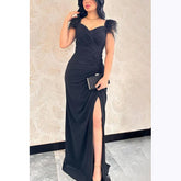 Vestido de noche largo de satén fruncido con escote en V, plumas y cuentas, con abertura