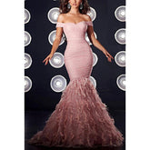 Vestido de noche largo estilo sirena con hombros descubiertos, fruncido, lentejuelas y plumas