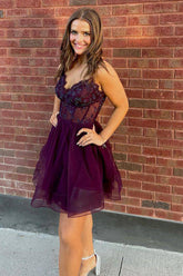 Vestido de fiesta morado con corsé, tirantes finos y corte en A de Sensational Instincts, con pedrería y detalles en forma de corsé.