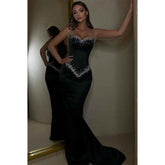 Vestido de fiesta largo de sirena con tirantes finos y cuentas en color negro