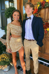 Vestido corto de fiesta estilo tubo, de un solo hombro, color champán con lentejuelas y mangas largas.