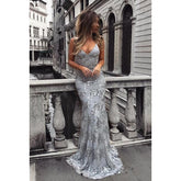 Robe de soirée sirène/trompette à col en V et appliques en tulle sans manches