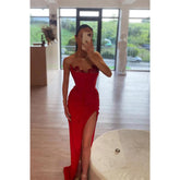 Vestido de fiesta largo burdeos con escote en V y abertura lateral