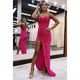 Vestido de fiesta largo sin tirantes con lentejuelas y abertura alta y brillante