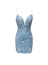 Vestidos ajustados de encaje azul con escote en V para baile de bienvenida