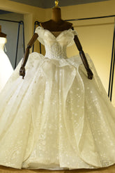 Luxury Sweetheart Lace-up Tulle Ball Gown Wedding Dress with Ruffles