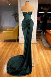 Vestido de fiesta moderno de sirena verde oscuro con cuentas y tirantes finos