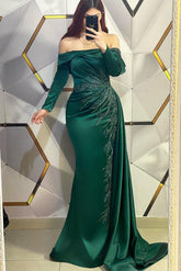 Vestido de fiesta largo estilo sirena, verde oscuro moderno, con hombros descubiertos, encaje y mangas largas.
