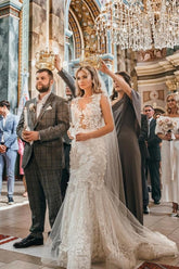 Robe de mariée sirène longue moderne sans manches ornée d'appliques en dentelle