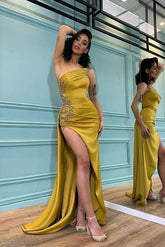 Vestido de noche moderno estilo sirena con apliques, abertura y sin tirantes.