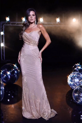 Vestido de noche sirena moderno rosa con hombros descubiertos, lentejuelas y sin mangas