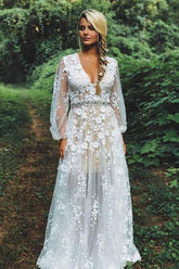 Robe de mariée blanche en dentelle, manches longues, col en V et perles, modèle WD330