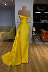 Robe de bal asymétrique jaune vif à sequins Mentallic avec surjupe et épaule dénudée.