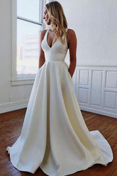 Robe de mariée ivoire en satin, coupe trapèze, col en V, poches, modèle MW680